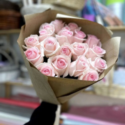 Букет из 19 нежно-розовых роз