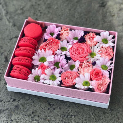 Сборные цветы и макаруны в коробке