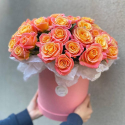 35 оранжевых роз в шляпной коробке